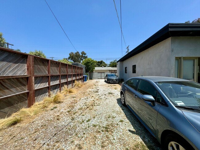 Building Photo - 330 4th Ave