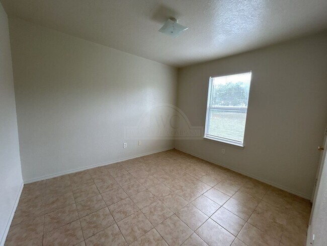 Building Photo - 1505 Dugger Cir