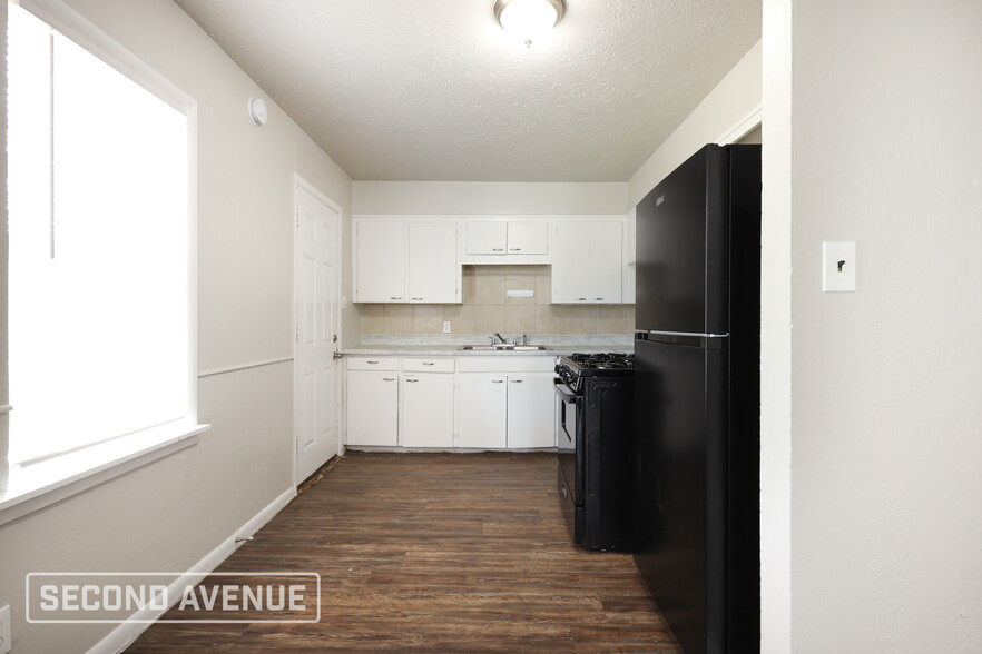 Building Photo - 3701 Woodside Dr