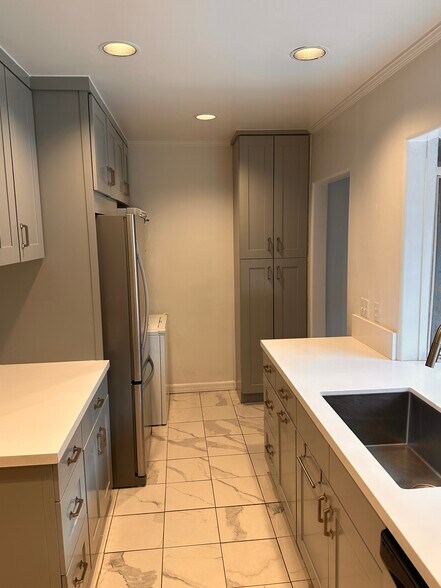 Building Photo - 1023 S Stanley Ave