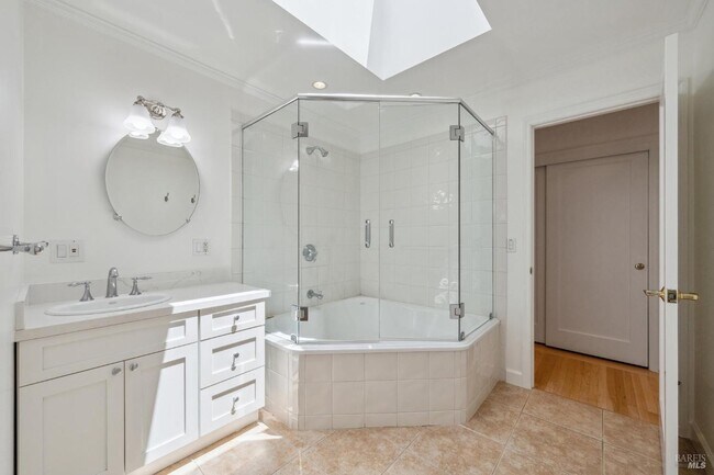 Building Photo - 125 Bayview Ave