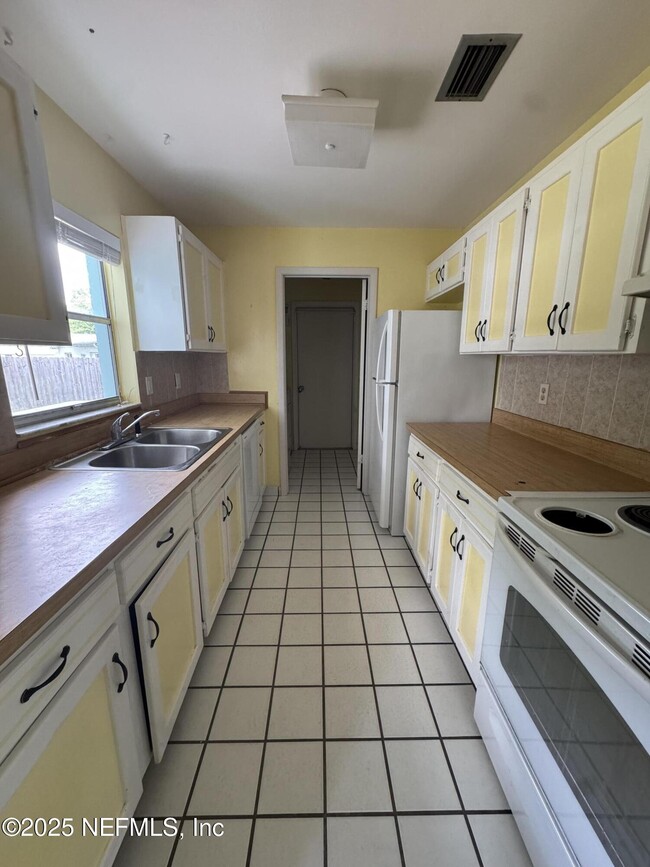 Building Photo - 283 Almansa Rd