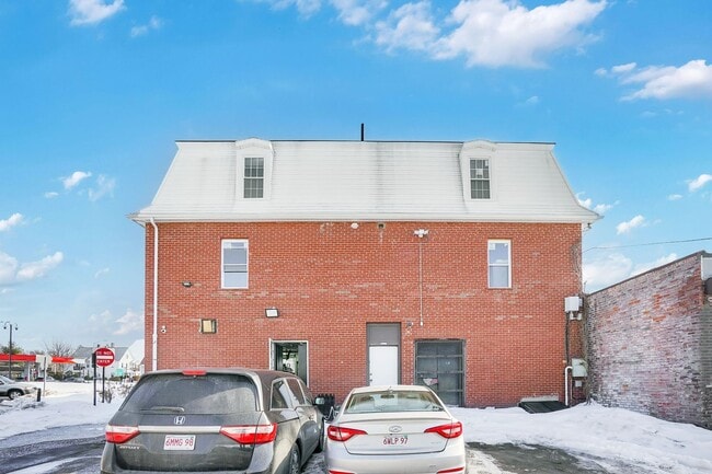 Building Photo - 296 Hancock St