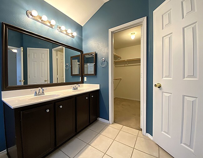 Building Photo - 102 Mission Dr