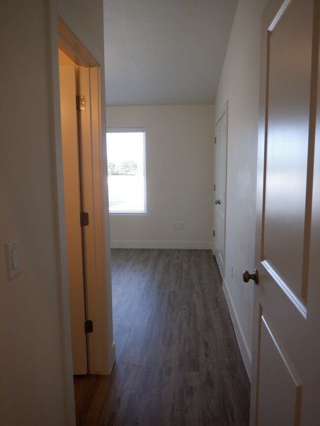 Building Photo - 3 bedroom- 2 bath Newer Construction