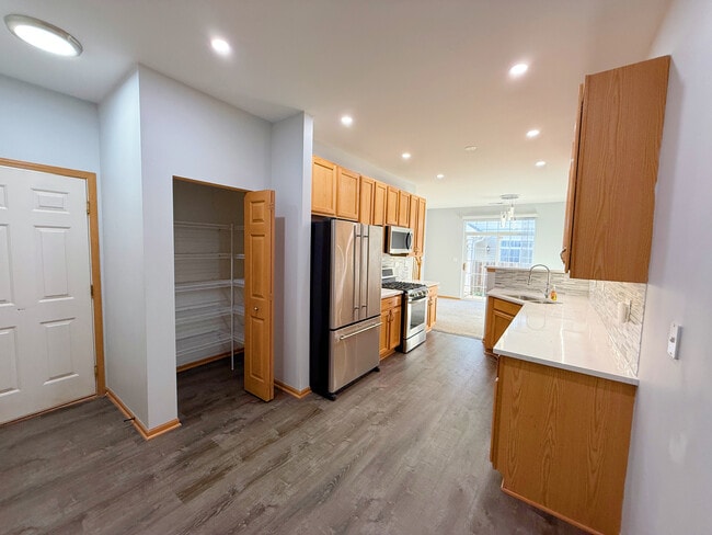 Building Photo - 2534 Hillsboro Blvd