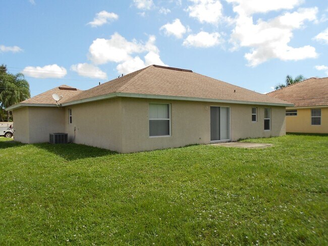 Building Photo - 3/2/2 with home with 1412 living sqft is c...