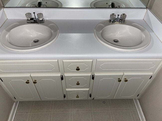 Building Photo - Briarwood West!!!   FULL PAINT!!!   FIREPLACE!!