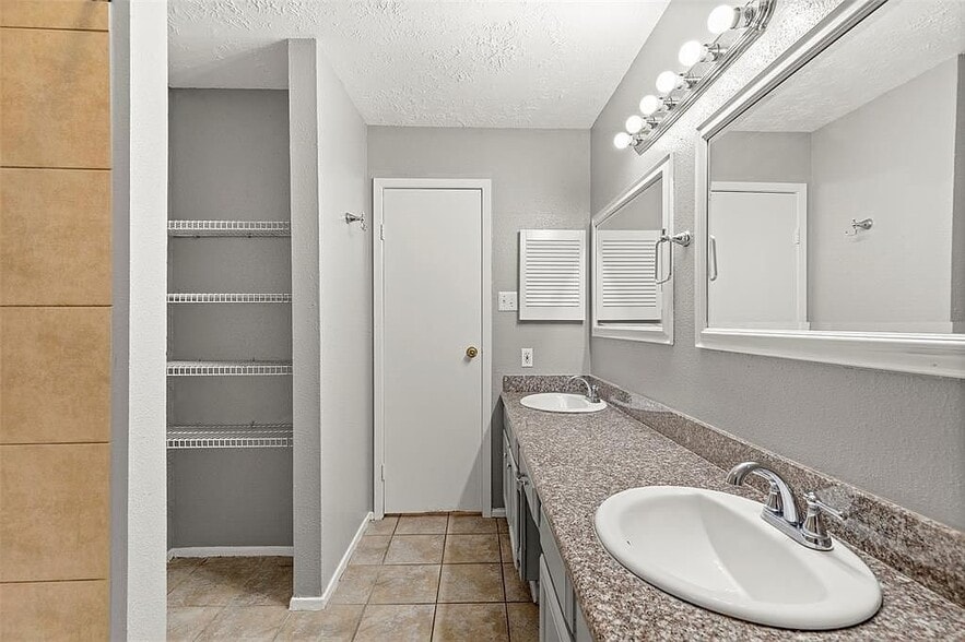 Bathroom - 5406 Rivergate Dr