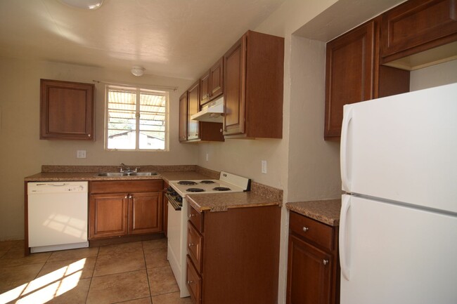 Building Photo - Charming 2 Bedroom 1 Bath House! Close to ...