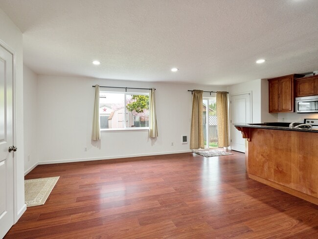 Building Photo - 1214 Alder Dr NE