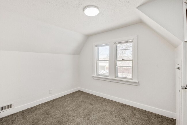 Building Photo - 910 Reddick St
