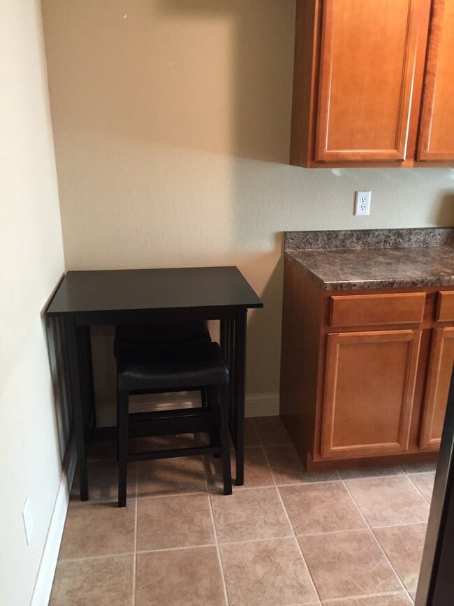 Building Photo - Amazing Renovated 1 Bedroom Condo in University Heights