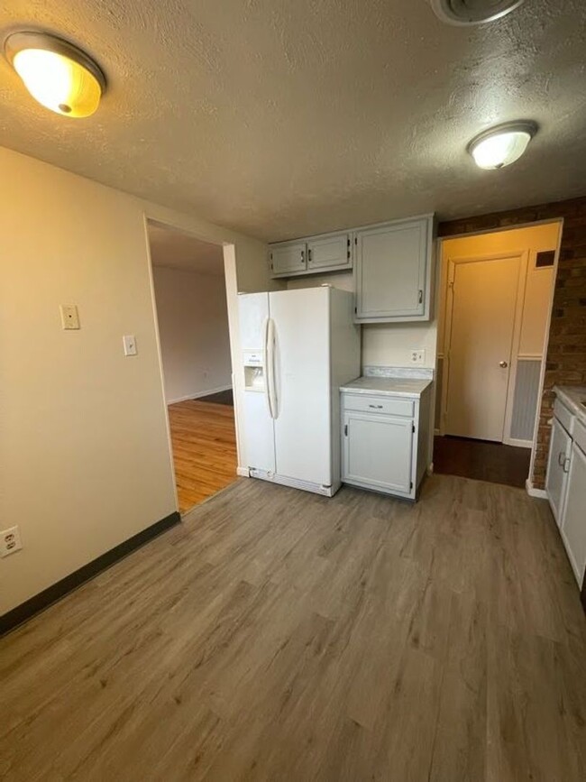 Building Photo - Recently updated Laurel Springs 2 bedroom ...