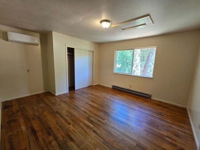 Building Photo - charming 3-bedroom, 2-bathroom home with l...