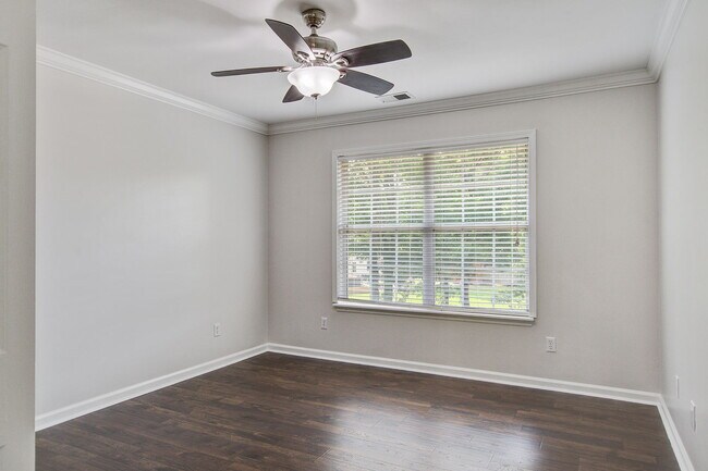 Building Photo - 207 N Pembroke Dr