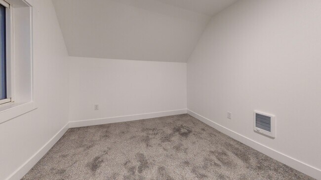 Building Photo - 16702 SE 1st St