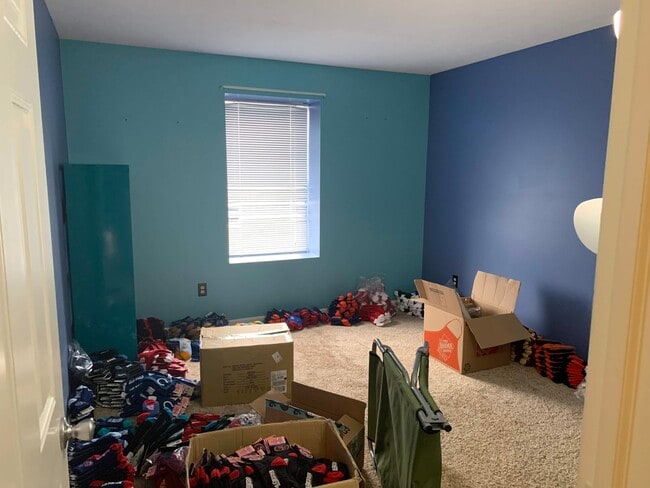 Building Photo - 3 Bedroom 3 Bath House with 2 Car Garage