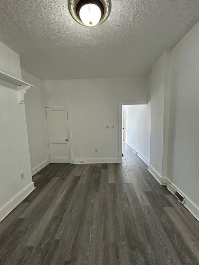 Building Photo - Cozy Home For Small Family
