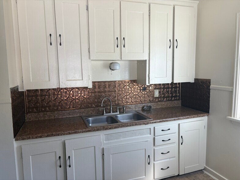 Kitchen - 4002 Saint James Ave