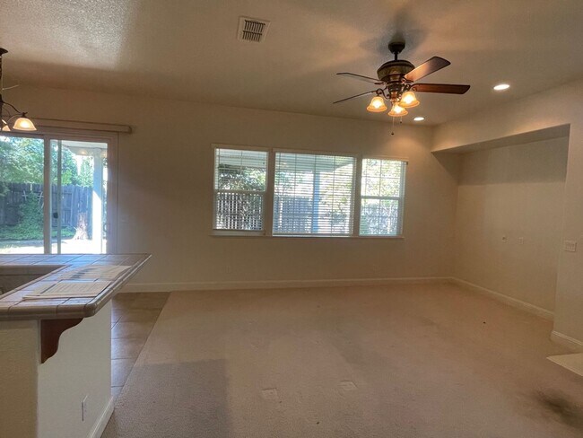 Building Photo - Empire Ranch!!