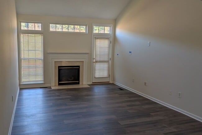 Building Photo - THE VILLAS AT HOLLYWOODS