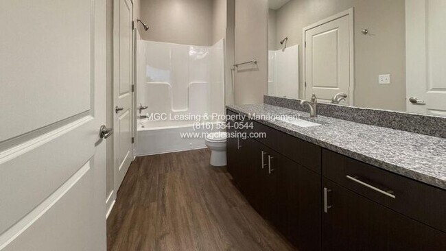 Building Photo - 2 Bedroom Luxury Apartment in the Northland of KCMO