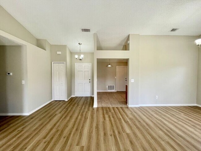 Building Photo - GREAT 3/2 HOME IN OVIEDO STILLWATER SUBDIVISION