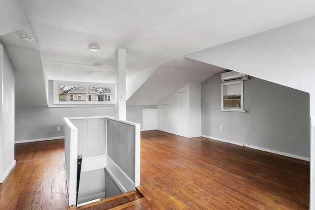 Building Photo - $2,000 / 3 br / 2.0 ba / 1,249 sqft