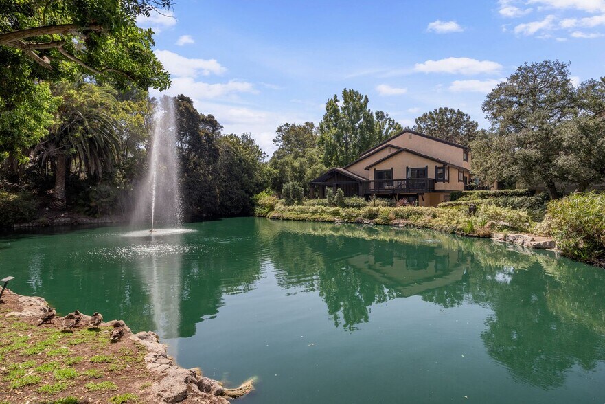 Building Photo - Resort-Style 2-Bed, 2-Bath Condo with Lake...