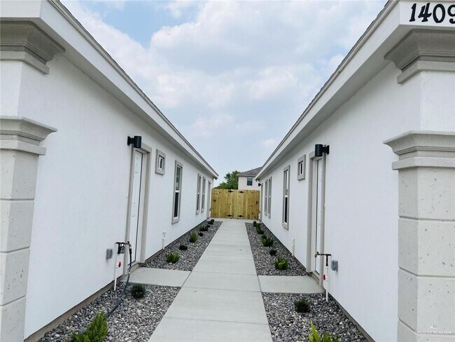 Building Photo - 1505 Shavano Dr