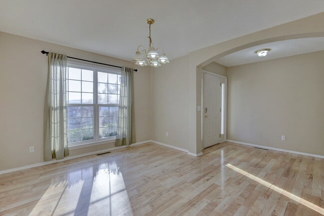 Building Photo - 325 Tall Oaks Dr