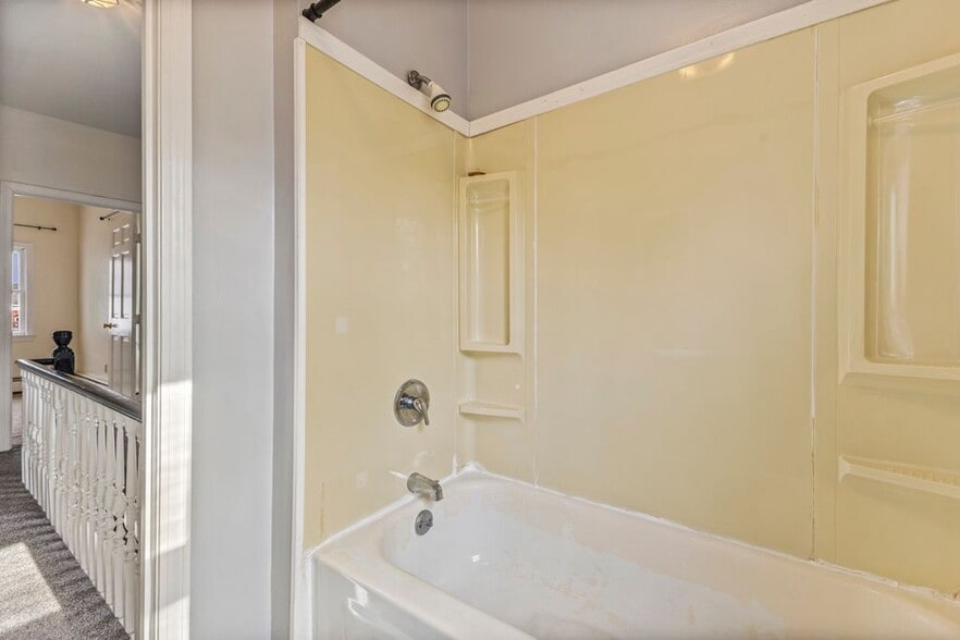 Building Photo - 83 Richardson St