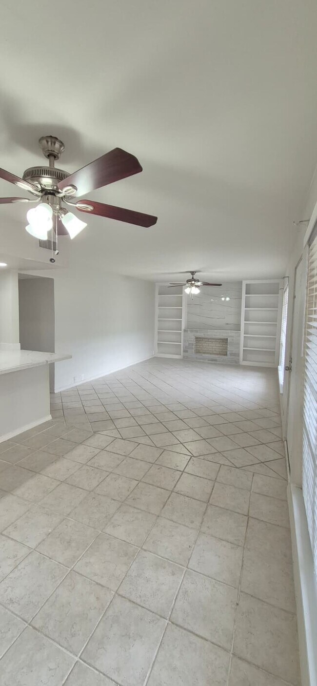 Building Photo - 5343 Richmond Ave