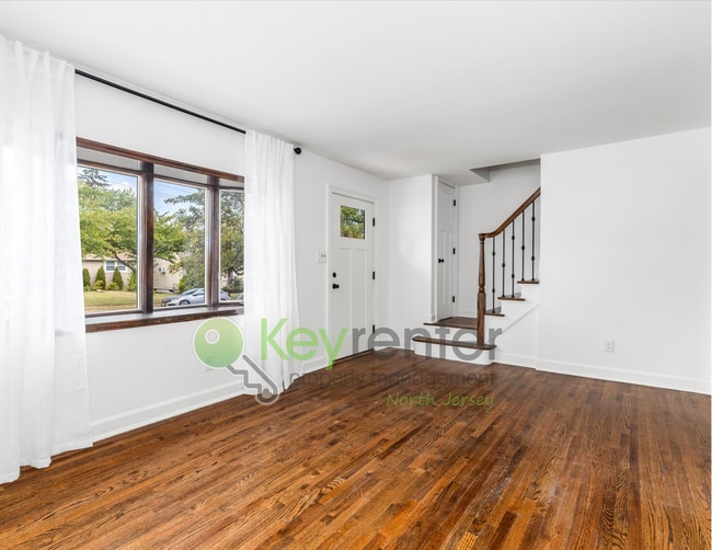 Building Photo - Charming Clifton Cape on a Tree-Lined Stre...