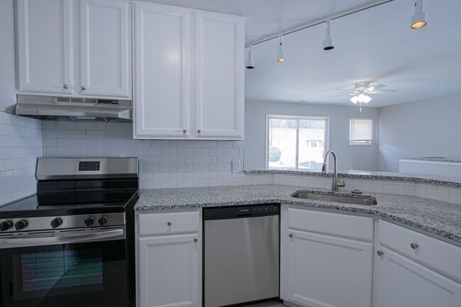 Building Photo - 75 Rosebud Ln