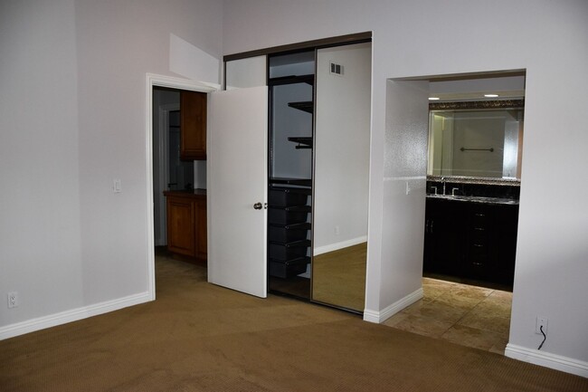 Building Photo - 3 Bedroom 2.5 Bath Hampton Court Condo Nea...