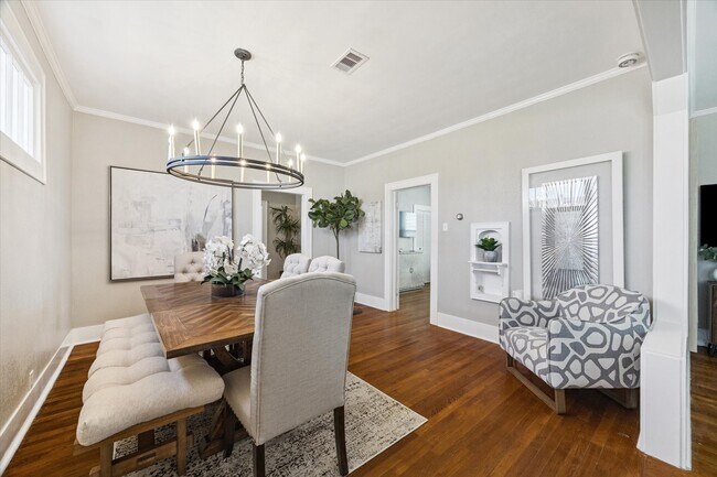 Building Photo - 3828 Seawall Blvd