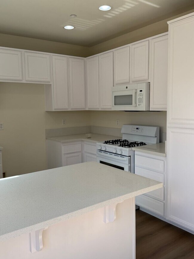 Building Photo - 547 Hart Dr