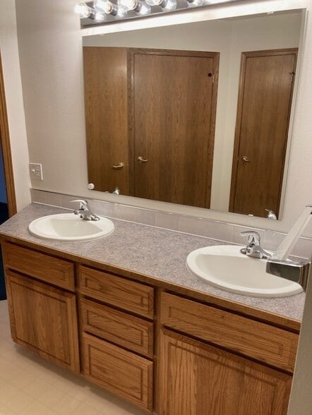 Building Photo - 18317 E Riverway Ave