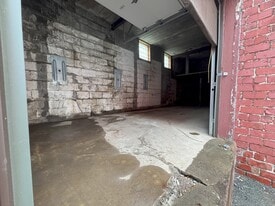 Building Photo - 439 Railroad St