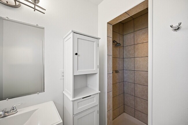 Building Photo - $2,640.95- 4 Bed, 2 Bath Home in Denver with Patio Space and In Unit Laundry!