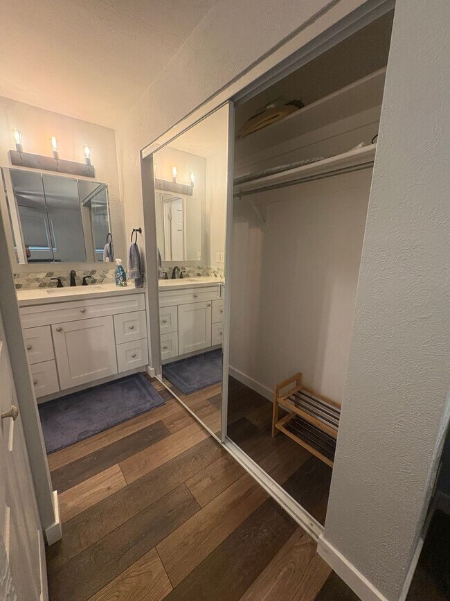 Building Photo - Stylish Ground Level Condo 2 Bedroom 2 Bath!
