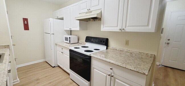 Building Photo - CLOSE TO CAMPUS 3/3 w/ Washer/Dryer, Lawn Maintenance Included, & More! $1875/month Avail startin...