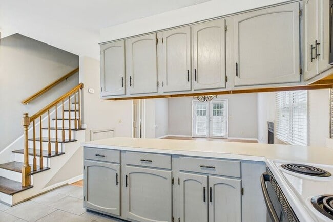 Building Photo - UNCG Area – Chancellors Court Townhomes. Walk to Campus and just minutes to Downtown!