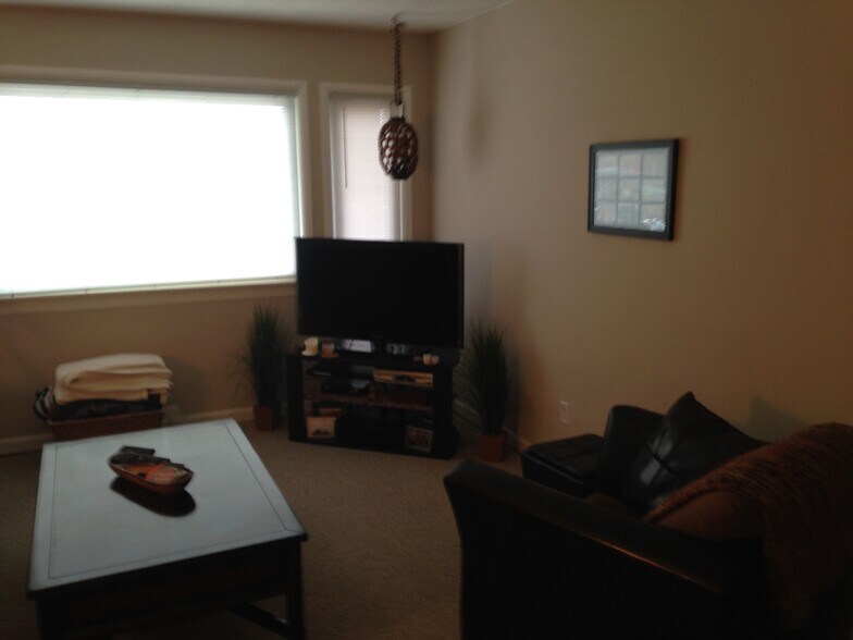 Living room - 42018 Firwood Dr