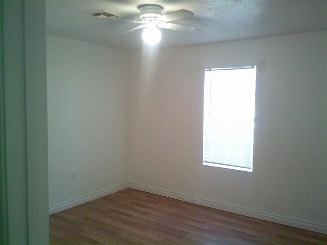 Building Photo - 1167 NW Ozmun Ave