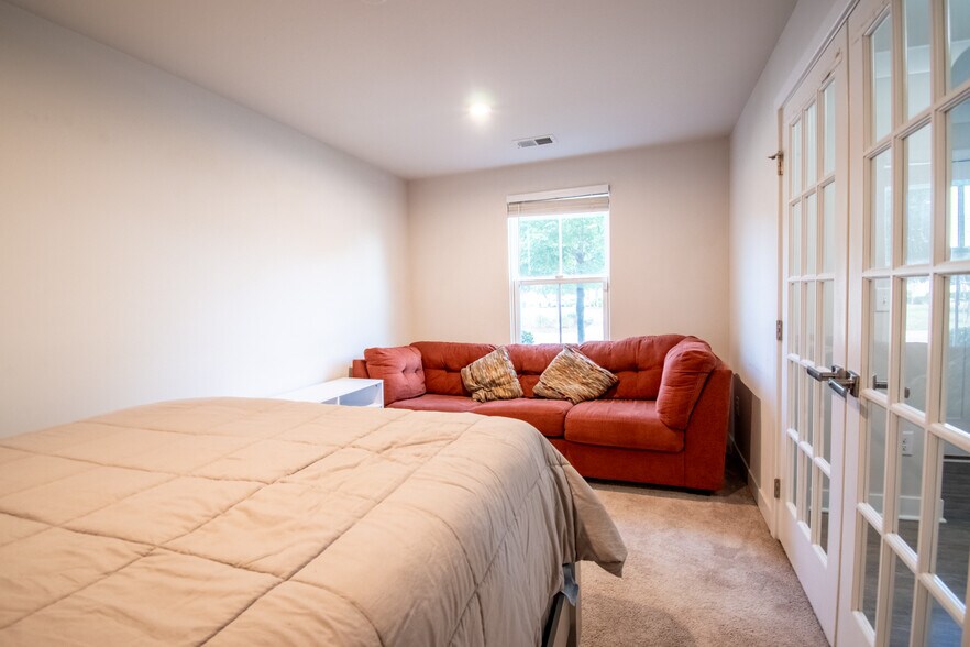 1st flr office/bdrm - 914 Avast Way