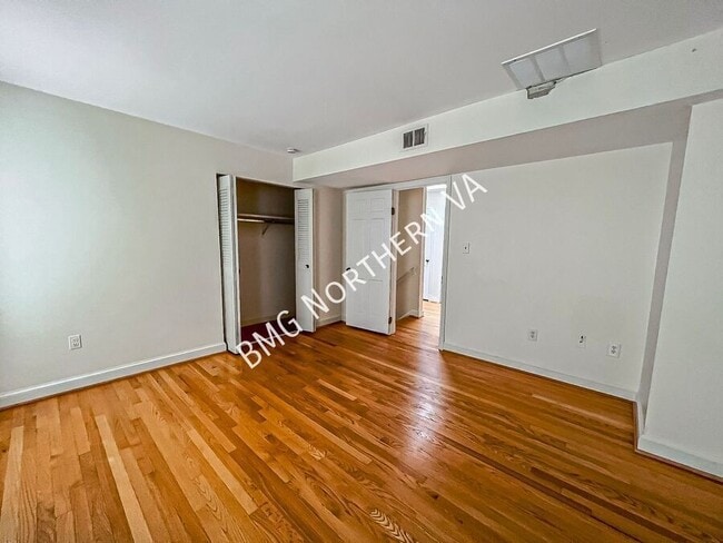 Building Photo - 1325 Lynnbrook Dr