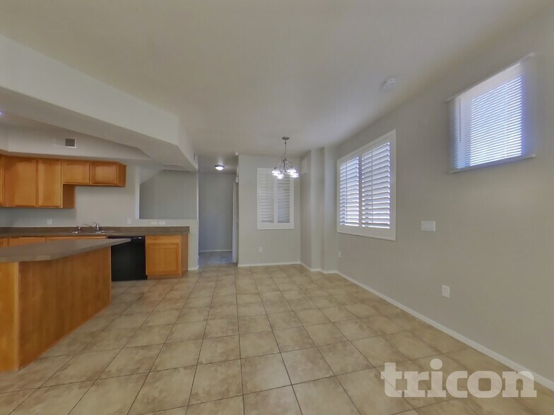 Building Photo - 16825 N 14th St